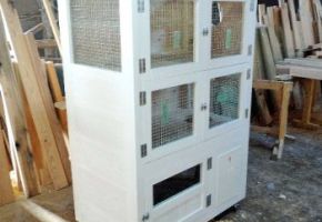 遊び場 トイレが1階部分にしました。2階にスロープで上がります。スロープは紐を引き持ち上げ出来んす。(塞げます)室内は、3段の棚が付いています。